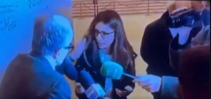 Scopri di più sull'articolo Romano Prodi e l’incidente con la giornalista Mediaset Lavinia Orefici: analisi di un gesto controverso