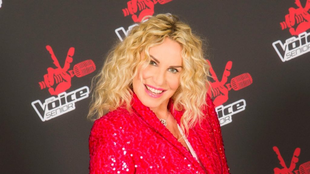 1600x900 1606148295841 2020.11.23 The Voice Senior Antonella Clerici rosso