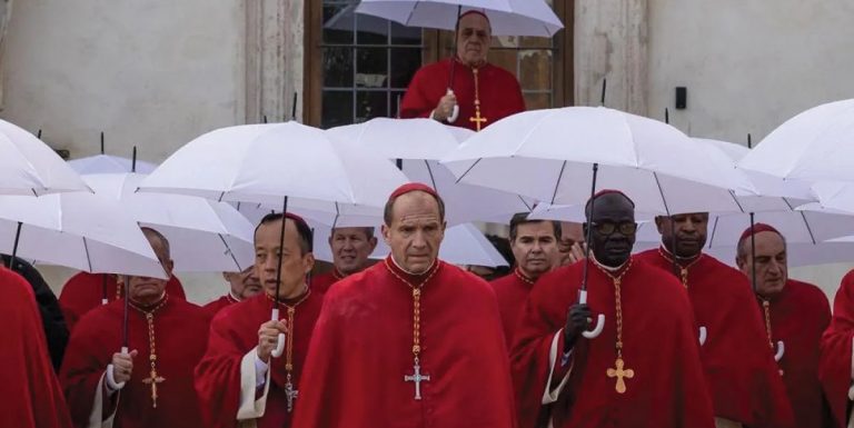 Scopri di più sull'articolo Conclave e Papa: la realtà supera la finzione nel film che anticipa il futuro del Vaticano