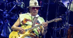 Scopri di più sull'articolo Carlos Santana colto da malore durante le prove: concerto rinviato a San Antonio
