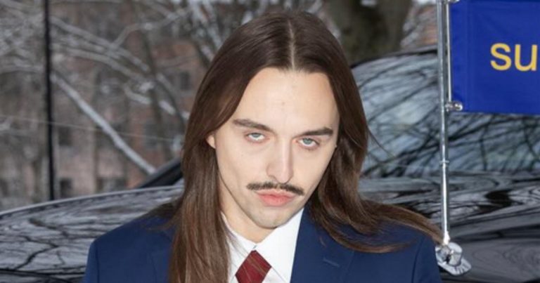 Scopri di più sull'articolo “Stasera c’è Cattelan” accende Rai 2 con Tommy Cash e tanti ospiti: la puntata da non perdere il 15 aprile 2025