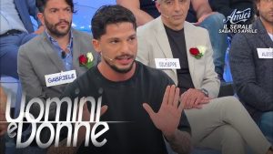 Scopri di più sull'articolo Uomini e Donne, Anticipazioni: Gianmarco confessa “Non sono pronto per la scelta”, tensione con Isabella e Diego