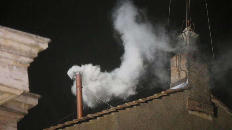 Scopri di più sull'articolo Che significato hanno le fumate del Conclave? Scopri i segreti del fumo papale