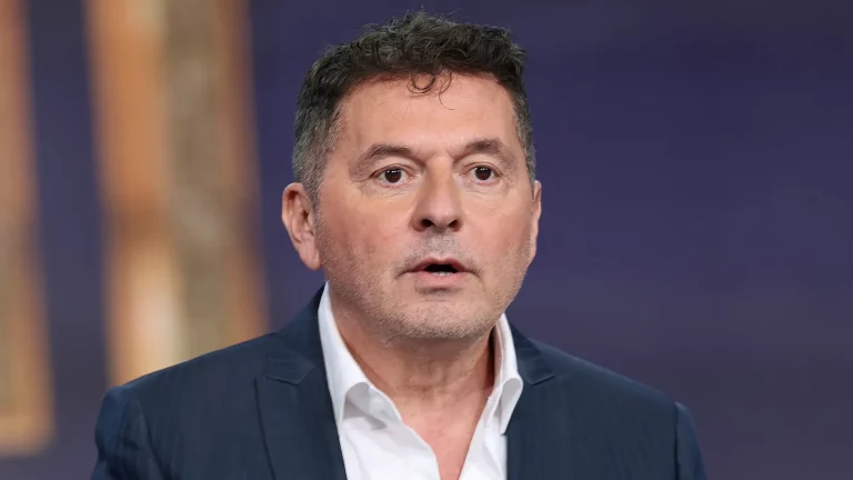 Scopri di più sull'articolo Teo Mammuccari è stato lasciato dopo “Le Belve”: il caso che ha scosso il mondo dello spettacolo