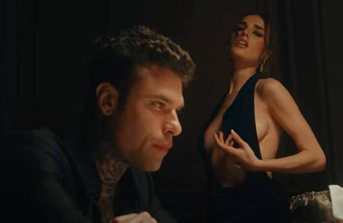 369225 scelte stupide fuori il nuovo singolo di fedez e clara video 696x452 1