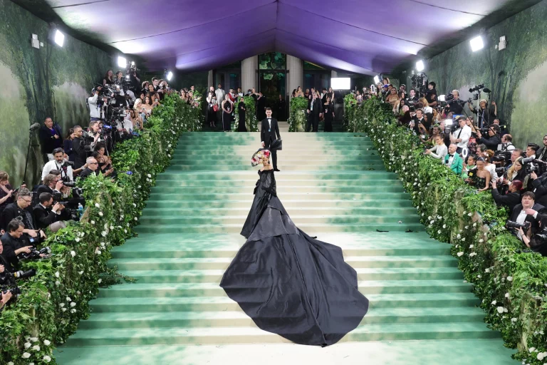 Scopri di più sull'articolo Tema Met Gala: Come viene scelto e il processo creativo dietro l’evento più glamour della moda