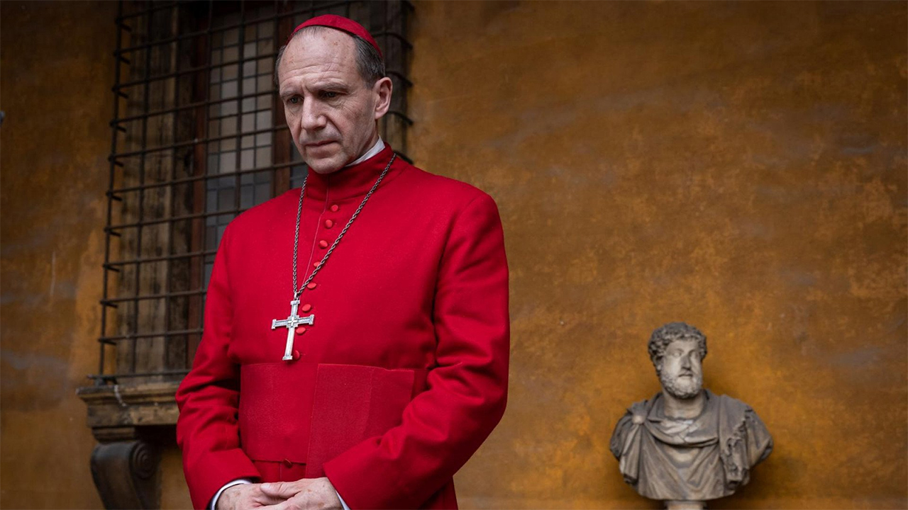 Scopri di più sull'articolo I cardinali avrebbero visto il film “Conclave” per allenarsi: quando il cinema diventa manuale papale