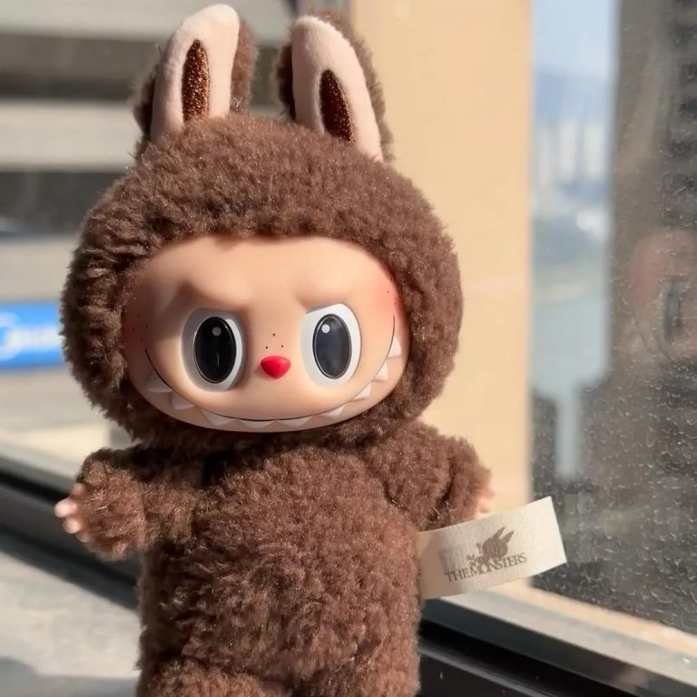 Scopri di più sull'articolo Labubu: Il fenomeno inarrestabile che sta facendo parlare il Mondo nel 2025