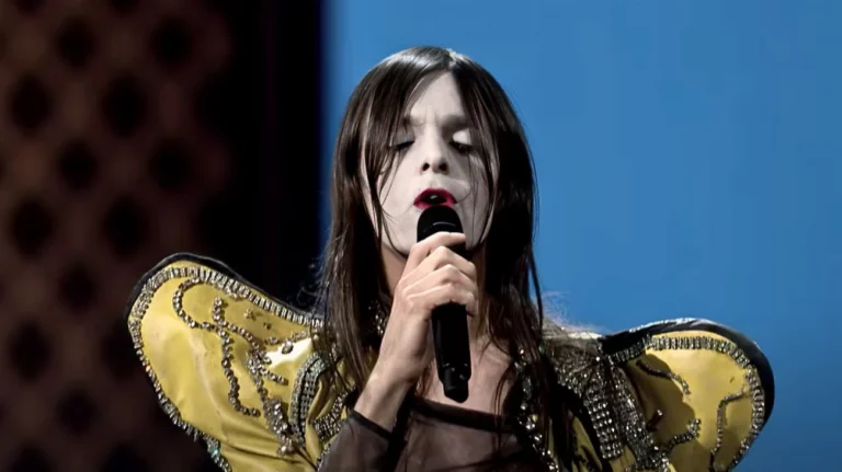 Scopri di più sull'articolo Perché Lucio Corsi si trucca la faccia di bianco? Ecco lo straordinario significato