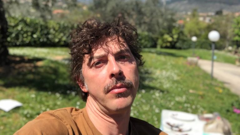 Scopri di più sull'articolo Che fine ha fatto Michele Riondino? L’attore tra cinema, impegno sociale e nuove sfide