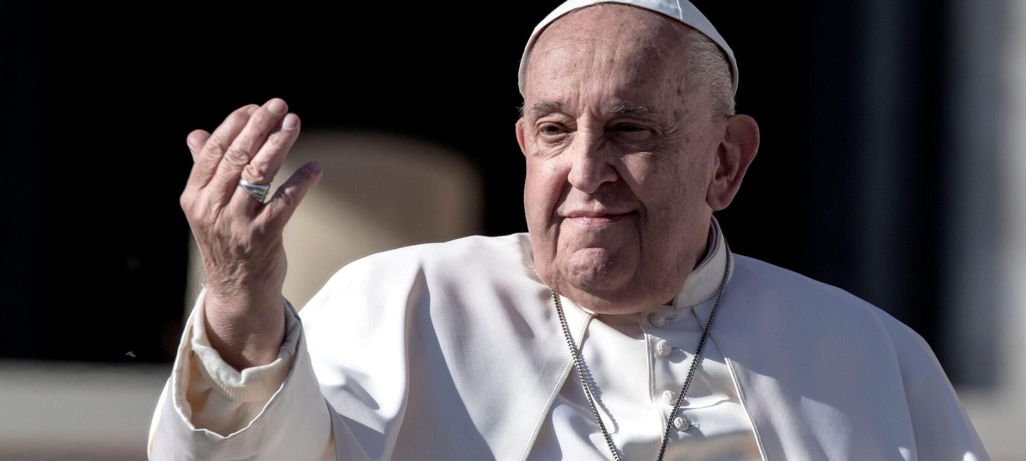 Scopri di più sull'articolo Qual è lo stipendio del Papa? Scopri quanto guadagna davvero