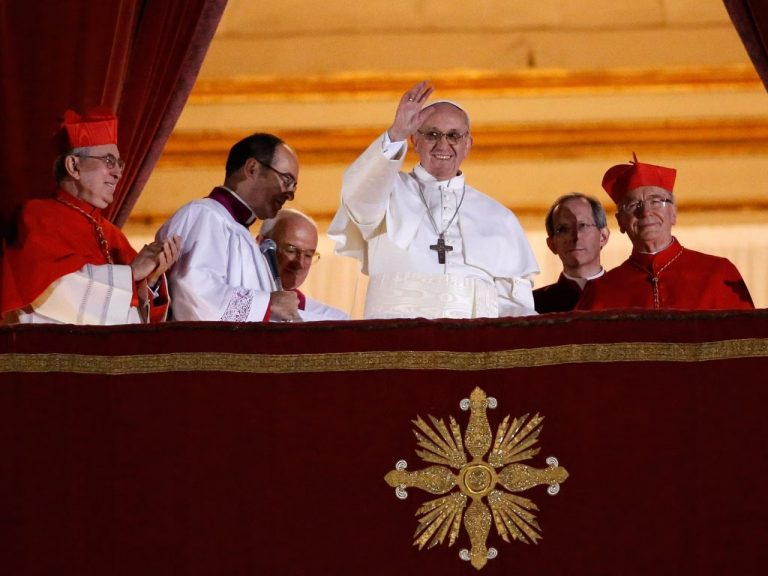 Scopri di più sull'articolo Papa Francesco: dopo quante fumate è stato eletto? Scopri il mistero del conclave 2013