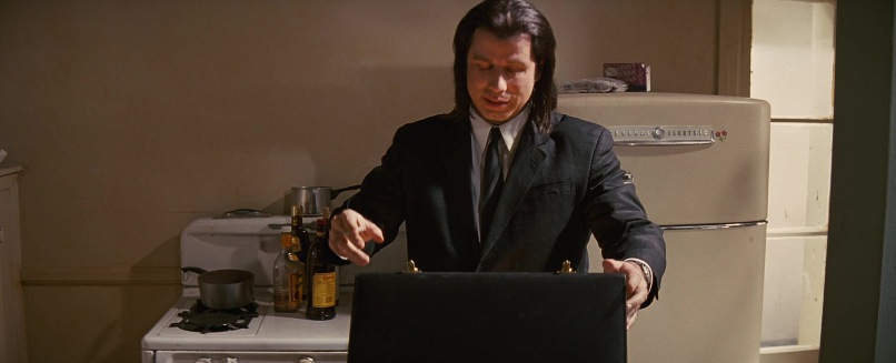Vincent Vega con la valigetta in Pulp Fiction