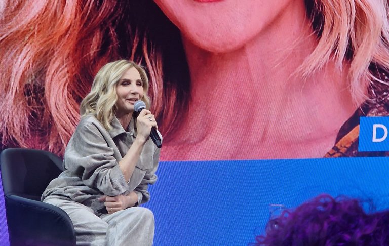 Scopri di più sull'articolo Lorella Cuccarini premiata con il Telegatto: a 60 anni rivela il segreto della sua energia e del suo successo