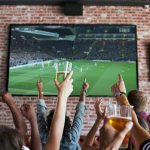 Partite in TV e nei locali, quando è reato: la legge parla chiaro