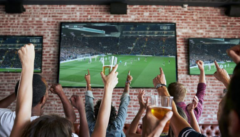 Scopri di più sull'articolo Partite in TV e nei locali, quando è reato: la legge parla chiaro