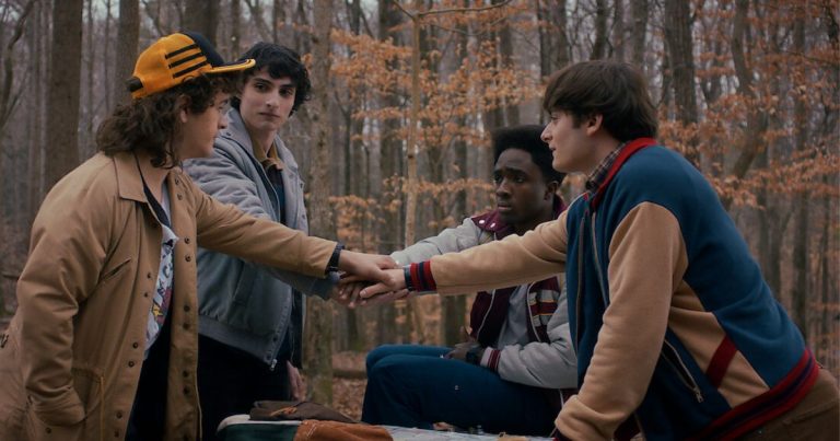 Scopri di più sull'articolo Stranger Things 5 sarà un loop temporale? Gli indizi nascosti nei poster