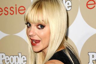 Anna Faris: Hollywood festeggia una delle sue icone più amate e accende i riflettori sulla sua storia