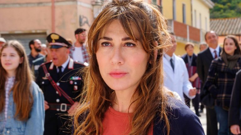 Scopri di più sull'articolo La vita va così: la nuova commedia sociale di Riccardo Milani tra risate e resistenza