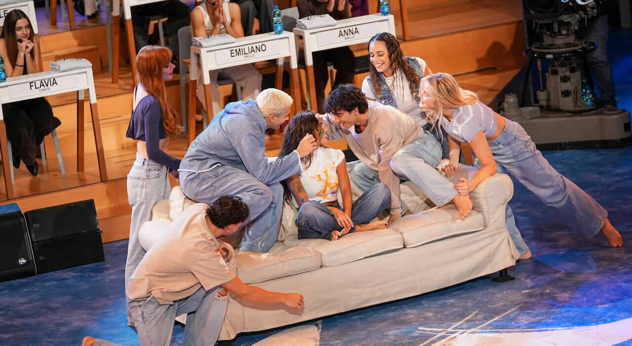 Scopri di più sull'articolo Amici 25, spoiler sesta puntata del 2 novembre: ospiti, sfide e classifiche dalla registrazione in studio