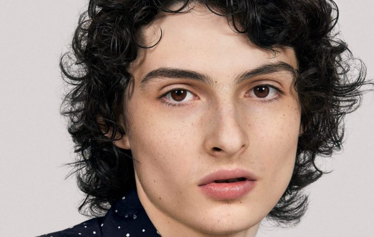 Scopri di più sull'articolo Crash Land: Finn Wolfhard lascia Hawkins per lanciarsi nel caos degli stunt
