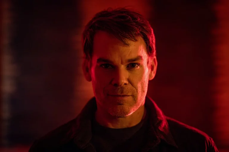 Scopri di più sull'articolo Michael C. Hall torna finalmente al cinema: da Dexter al nuovo spythriller “Stratagem”