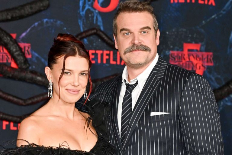 Scopri di più sull'articolo Millie Bobby Brown e David Harbour di nuovo insieme: la verità dopo le voci di denuncia sul set di Stranger Things