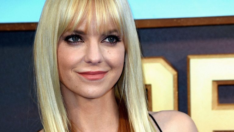 Scopri di più sull'articolo Anna Faris: Hollywood festeggia una delle sue icone più amate e accende i riflettori sulla sua storia