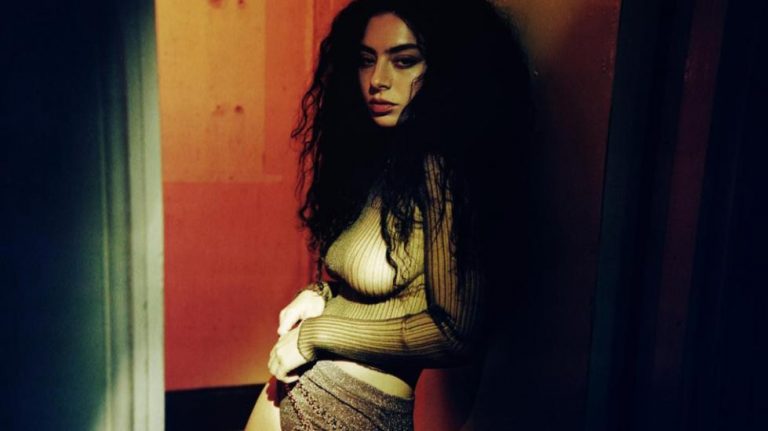 Scopri di più sull'articolo “The Moment” Il backstage delle popstar in un mockmumentary di Aidan Zamiri.