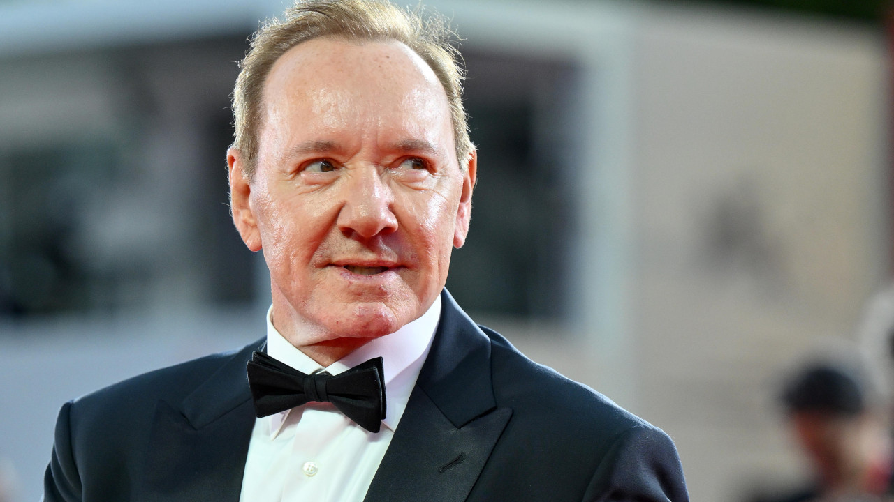 Kevin Spacey torna sotto accusa: affronta una nuova causa per violenza e molestie