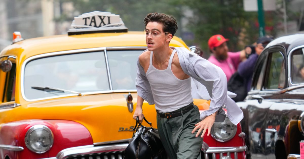 Chalamet mira agli Oscar con Marty Supreme, un viaggio tra ping pong e la New York contemporanea