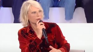 Scopri di più sull'articolo Anticipazioni Amici 25: Noemi e Fulminacci ospiti e tre nuovi allievi stravolgono la puntata del 23 novembre