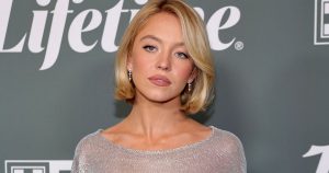 Scopri di più sull'articolo Sydney Sweeney e la verità sulla pressione di Hollywood: “Non è facile essere perfetta ogni giorno”