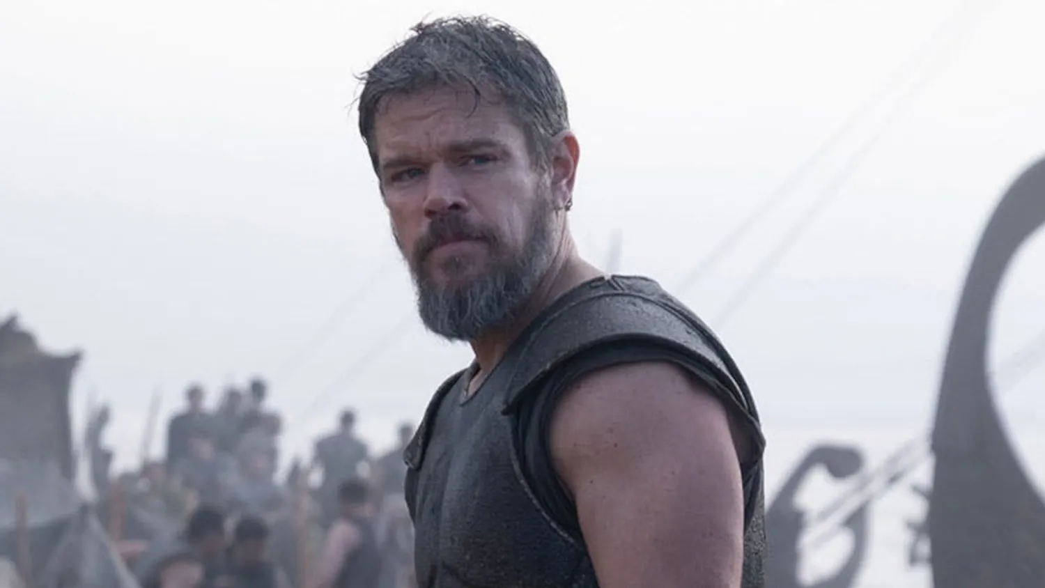 Matt Damon è Ulisse in “The Odyssey”: Empire svela le nuove foto e l’attore perde la testa davanti al cavallo di Troia