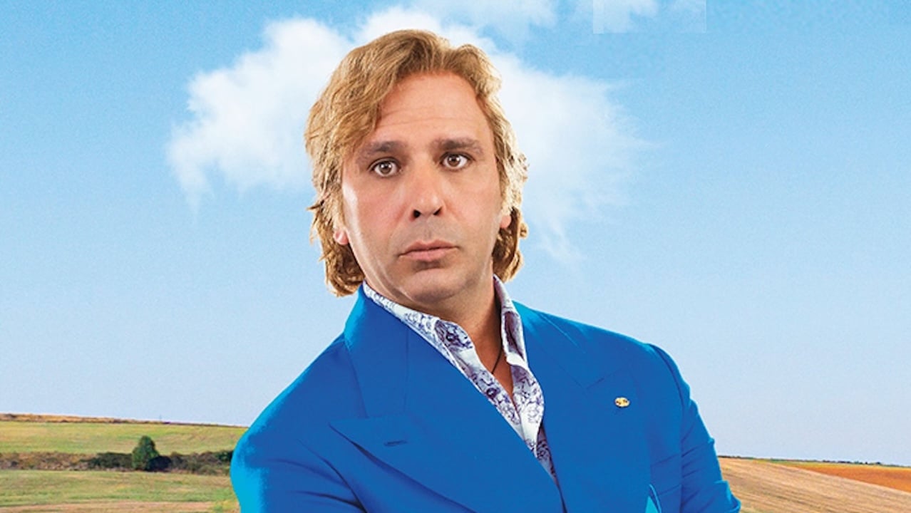 Checco Zalone, da Cado Dalle Nubi a Buen Camino: il viaggio di un comico nei luoghi comuni degli italiani.