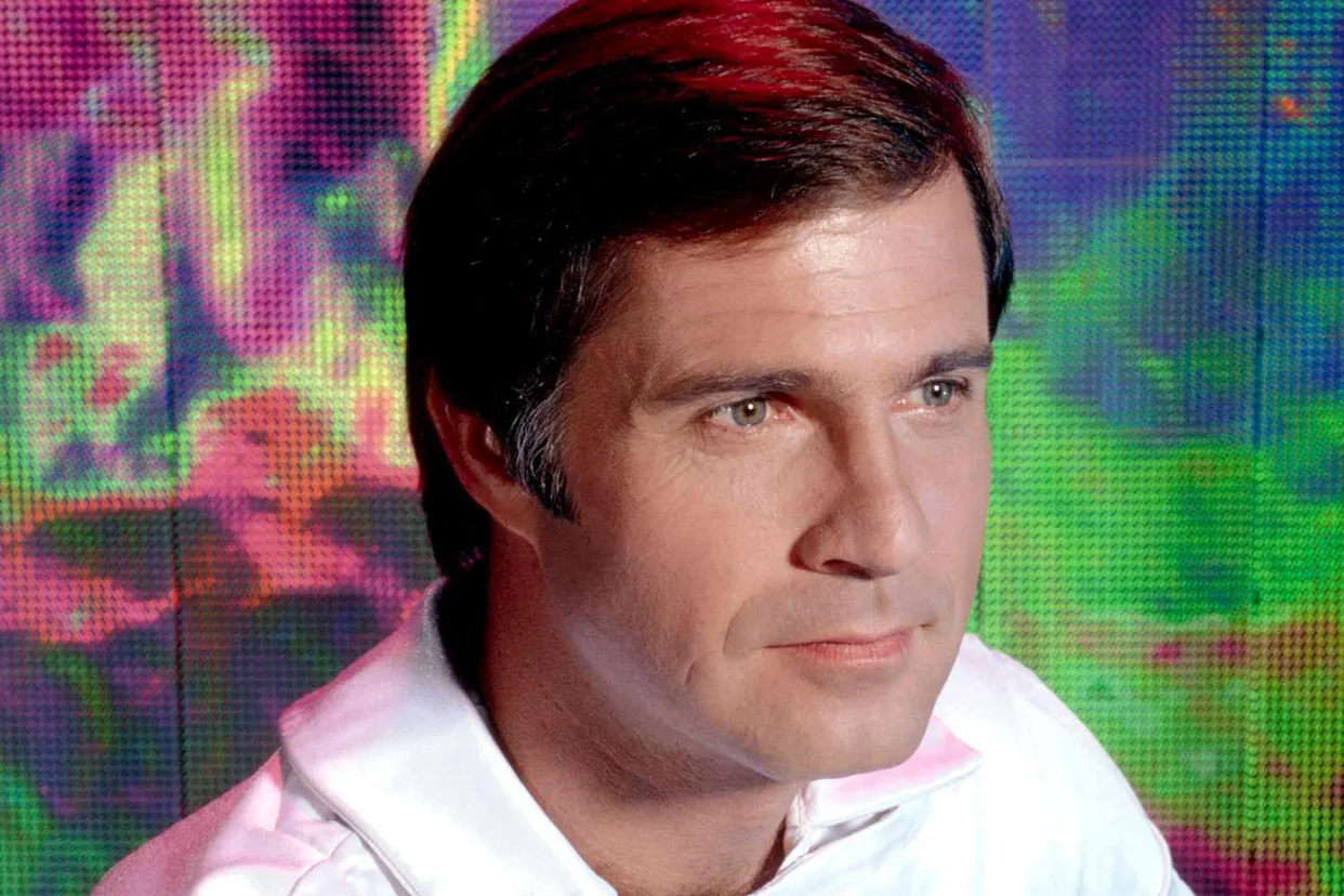 Buck Rogers smette di viaggiare tra le stelle: Gil Gerard e l’addio che ha emozionato tutti Buck Rogers smette di viaggiare tra le stelle: Gil Gerard e l’addio che ha emozionato tutti