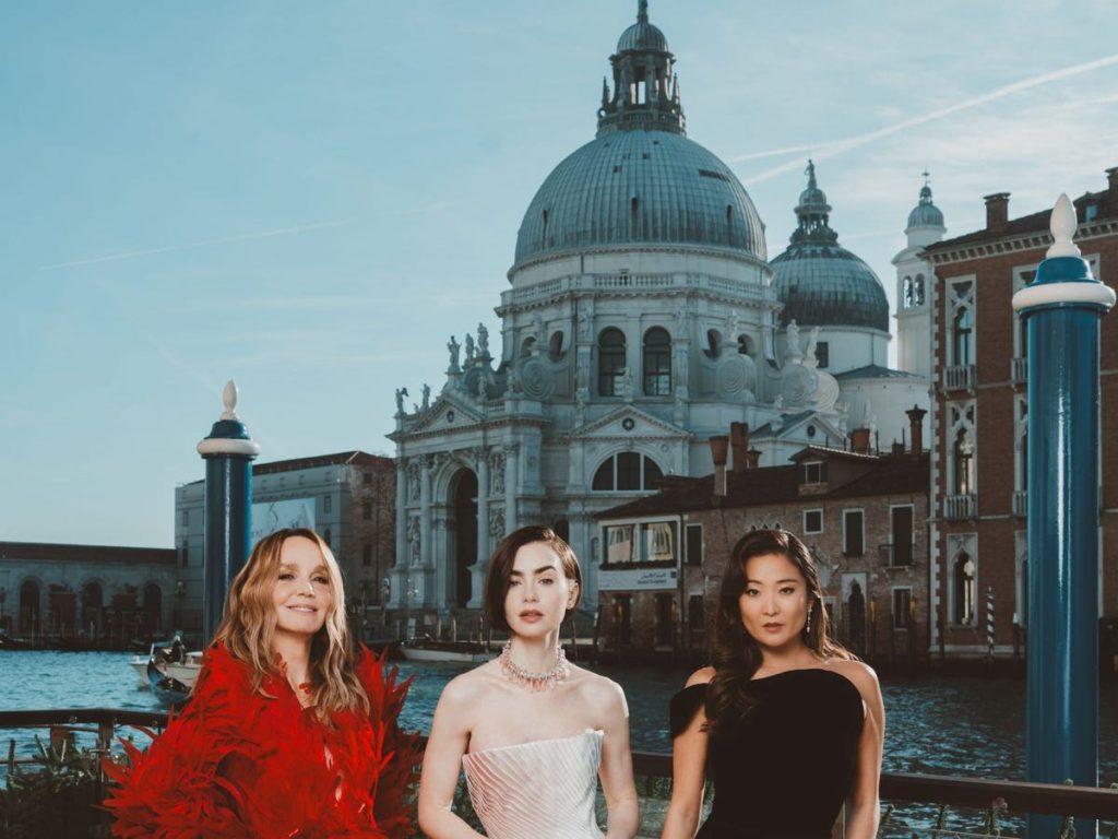 Per Emily in Paris non è tempo di chiudere l’armadio: avrà un altro cambio di... Stagione