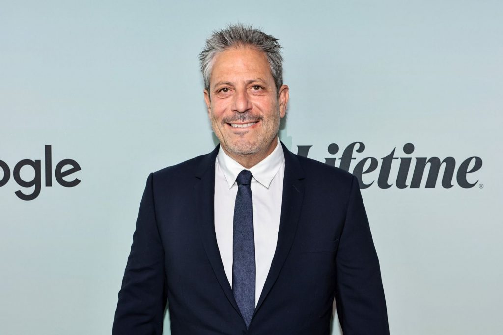 Per Emily in Paris non è tempo di chiudere l’armadio: avrà un altro cambio di... Stagione