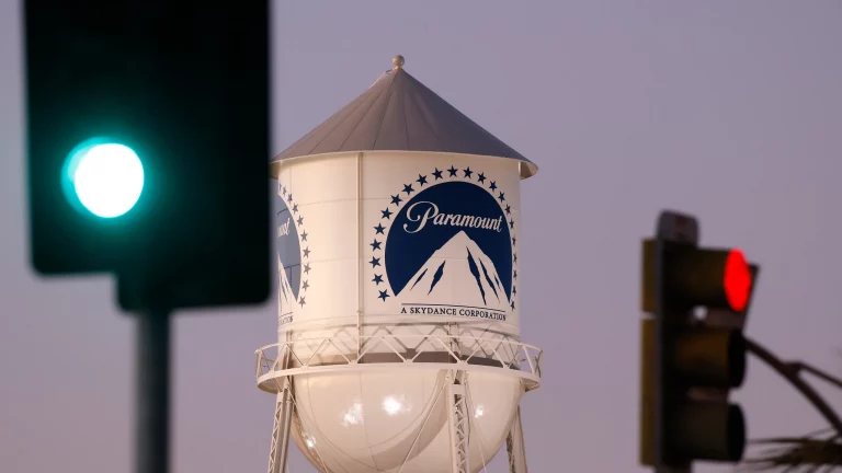 Scontro tra giganti a Hollywood: Paramount fa causa a Warner Bros. Discovery Scontro tra giganti a Hollywood: Paramount fa causa a Warner Bros. Discovery