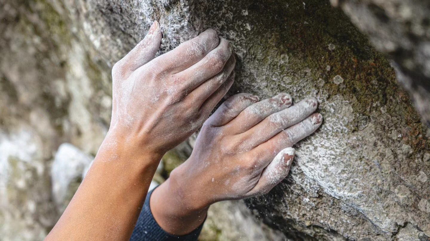 Mani di un climber magnesite Mani piene di magnesite arrampicata