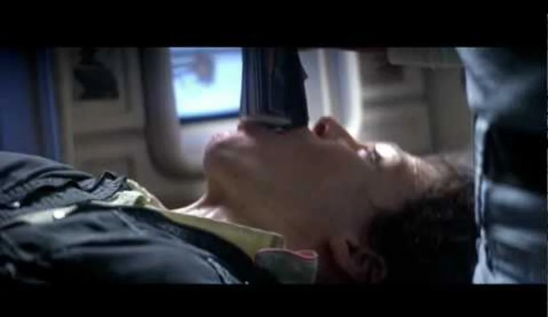 Alien : Ripley viene attaccata da Ash con il magazine